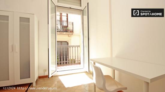 Habitación acogedora con balcón en un apartamento de 8 dormitorios, Barri Gòtic - BARCELONA