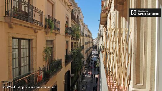 Habitación acogedora con balcón en un apartamento de 8 dormitorios, Barri Gòtic - BARCELONA