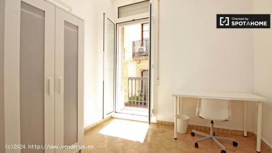 Se alquila habitación con escritorio en un apartamento de 8 dormitorios, Barri Gòtic - BARCELONA