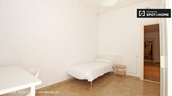 Se alquila habitación con escritorio en un apartamento de 8 dormitorios, Barri Gòtic - BARCELONA