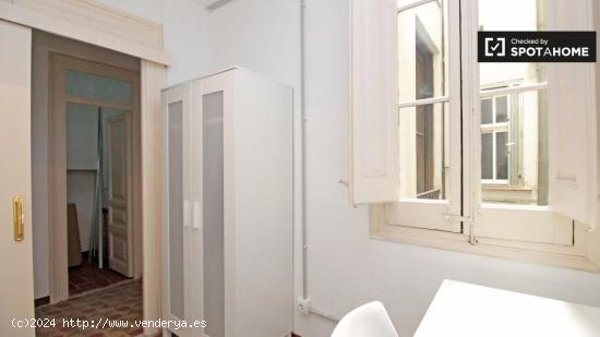 Amplia habitación con cómoda en el apartamento de 8 dormitorios, Barri Gòtic - BARCELONA