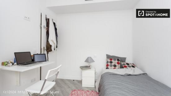 Buena habitación con armario independiente en el apartamento de 3 dormitorios, Usera - MADRID