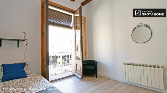 Habitación animada con balcón en el apartamento compartido, Barri Gòtic - BARCELONA