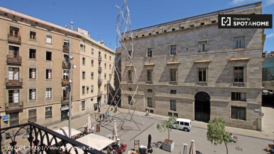 Habitación animada con balcón en el apartamento compartido, Barri Gòtic - BARCELONA