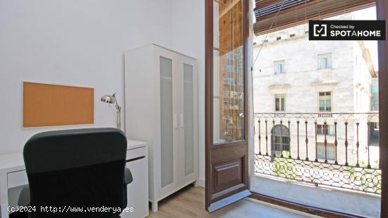 Habitación animada con ventana con vistas a la calle en el apartamento compartido, Barri Gòtic - B