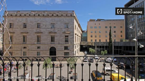 Dormitorio con armario independiente en el piso compartido, Barri Gòtic - BARCELONA