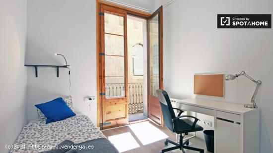 Dormitorio con balcón en piso compartido, Barri Gòtic - BARCELONA