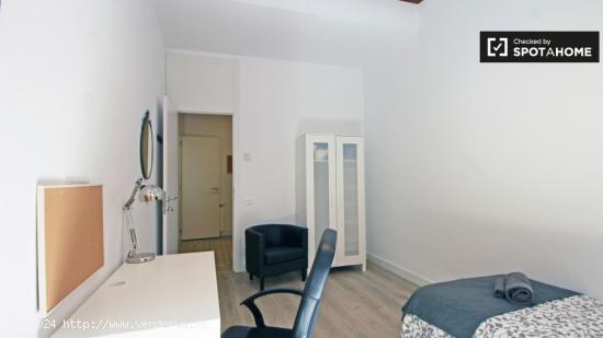 Dormitorio con balcón en piso compartido, Barri Gòtic - BARCELONA