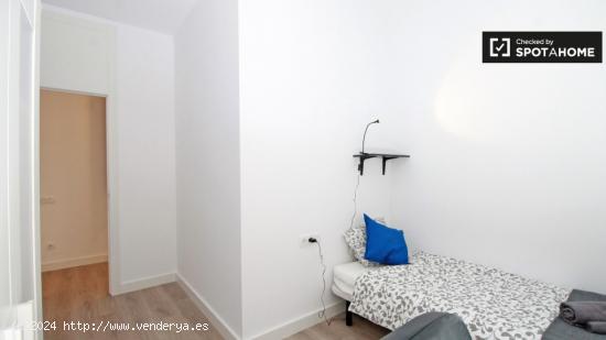 Dormitorio con ventana con vista a la calle en piso compartido, Barri Gòtic - BARCELONA