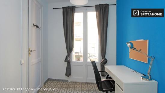 Habitación grande con escritorio en un apartamento de 4 dormitorios, Poble Sec - BARCELONA