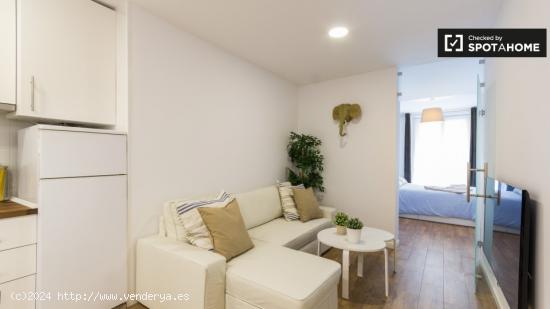 Elegante apartamento de 1 dormitorio con aire acondicionado y balcón para alquilar en Madrid Centro