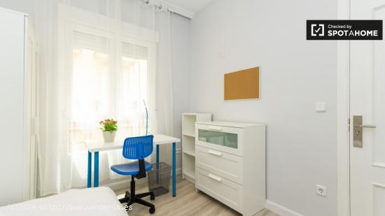 Gran habitación con estantería en un apartamento de 5 dormitorios, Malasaña - MADRID