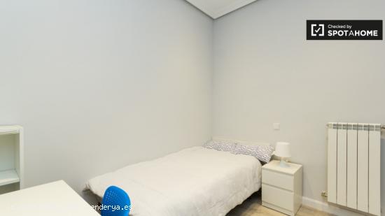 Se alquila habitación con estantería en apartamento de 5 dormitorios, Malasaña - MADRID