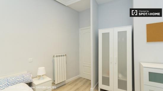 Se alquila habitación con estantería en apartamento de 5 dormitorios, Malasaña - MADRID