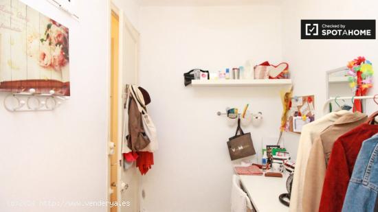 Habitación equipada con armario independiente en un apartamento de 5 dormitorios, Gràcia - BARCELO