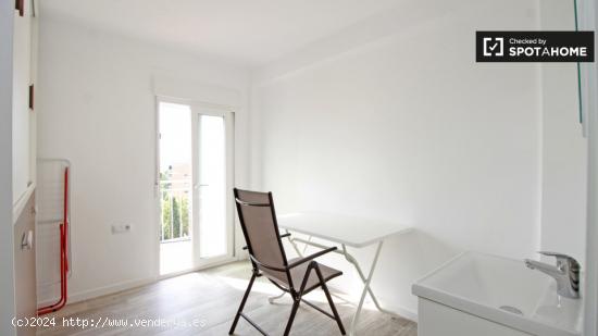 Gran habitación con ventana con vista a la calle en un apartamento de 4 dormitorios, Sant Martí - 