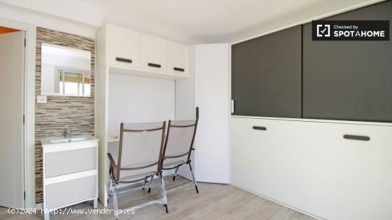 Habitación soleada con ventana con vista a la calle en un apartamento de 4 dormitorios, Sant Martí