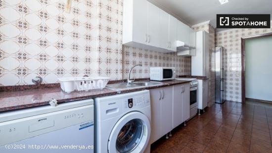 Cómoda habitación con escritorio en el apartamento de 5 dormitorios, Extramurs - VALENCIA