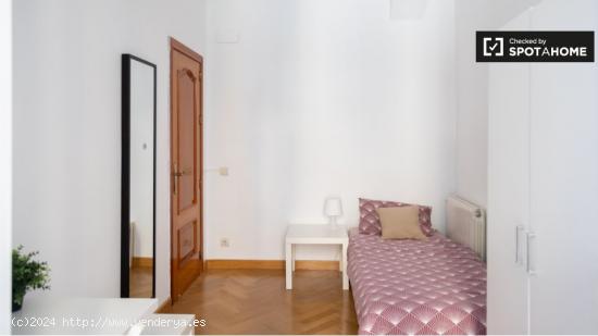 Habitación amueblada con armario independiente en el apartamento de 7 dormitorios, Lavapiés - MADR