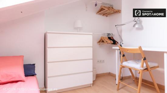 Habitación amueblada con calefacción en apartamento de 4 dormitorios, Sol - MADRID