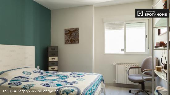 Habitación grande con calefacción en apartamento de 3 dormitorios, cerca de Chamberí. - MADRID