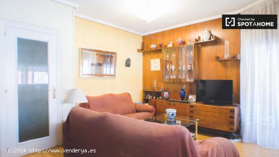 Gran habitación con armario empotrado en un apartamento de 3 dormitorios, Prosperidad - MADRID