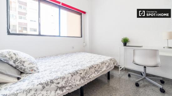 Habitación ideal con armario empotrado en piso compartido, El Pla del Real - VALENCIA