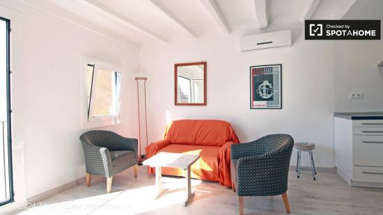 Apartamento de 2 dormitorios con aire acondicionado y balcón en alquiler en El Raval - BARCELONA