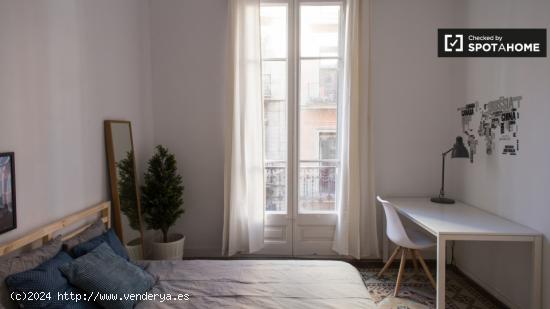 Habitación interior con ventana con vista a la calle en un apartamento de 8 dormitorios, Gracia - B