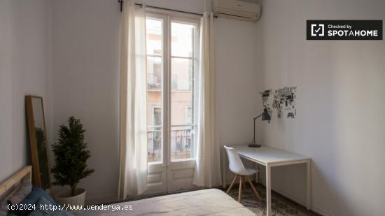 Habitación interior con ventana con vista a la calle en un apartamento de 8 dormitorios, Gracia - B