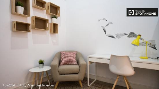 Habitación decorada con escritorio en un apartamento de 8 habitaciones, Gracia - BARCELONA