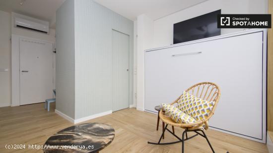 Moderno estudio con aire acondicionado y balcón para alquilar en Chueca - MADRID