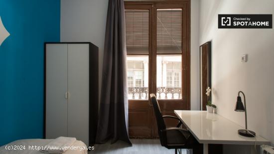 Habitación soleada con ventana con vistas a la calle en un apartamento de 10 dormitorios, Barri Gò