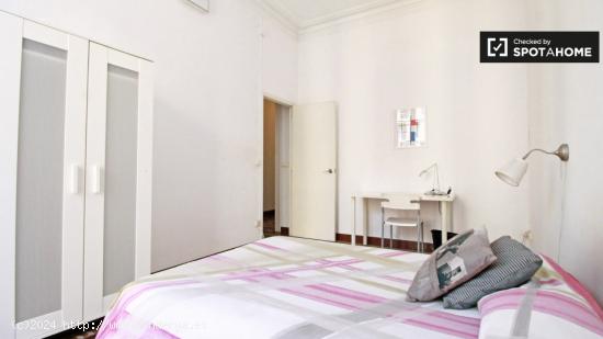 Relajante habitación con armario independiente en el piso compartido, Eixample - BARCELONA