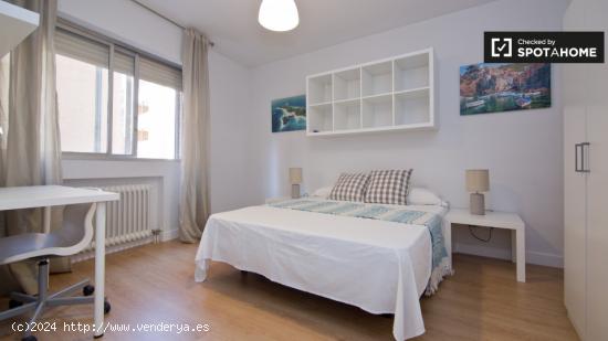 Habitación amueblada con vista a la ventana patio interior en piso compartido, Alcalá de Henares -