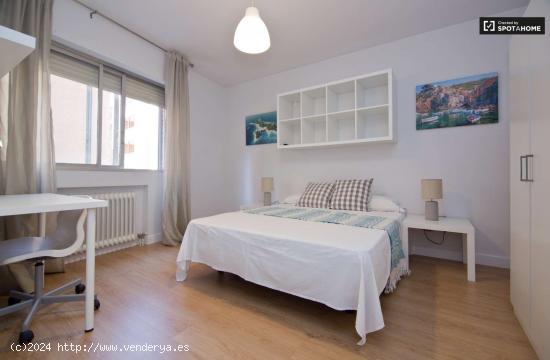  Habitación acogedora con ventana con vista a la calle en un departamento compartido, Alcalá de Hen 