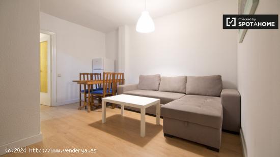 Habitación acogedora con ventana con vista a la calle en un departamento compartido, Alcalá de Hen