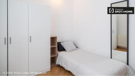 Luminosa habitación con calefacción en apartamento de 7 dormitorios, Lavapiés - MADRID