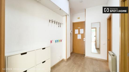 Apartamento luminoso de 4 dormitorios con aire acondicionado en alquiler en Poblenou, cerca de la pl