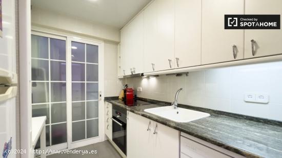 Apartamento luminoso de 4 dormitorios con aire acondicionado en alquiler en Poblenou, cerca de la pl