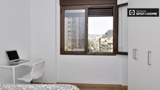 Encantadora habitación con amplio espacio de almacenamiento en el apartamento de 8 dormitorios, Eix