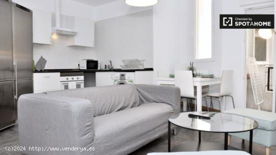 Encantadora habitación con amplio espacio de almacenamiento en el apartamento de 8 dormitorios, Eix