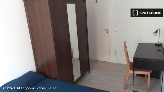 Habitación luminosa con escritorio en el apartamento compartido, Poblats Marítims - VALENCIA