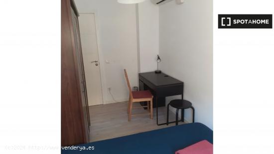 Habitación luminosa con escritorio en el apartamento compartido, Poblats Marítims - VALENCIA