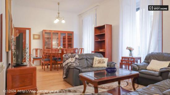  Apartamento de 3 dormitorios con balcón en alquiler en Chueca - MADRID 