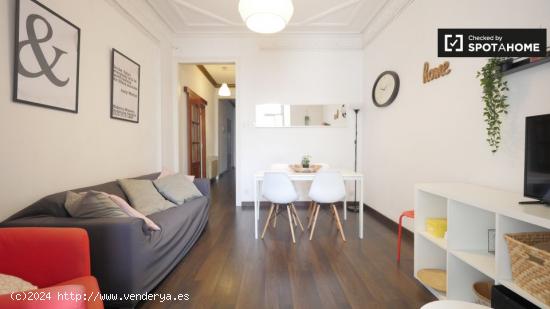 Acogedora habitación en alquiler en un gran apartamento de 6 dormitorios en el moderno Eixample Dre