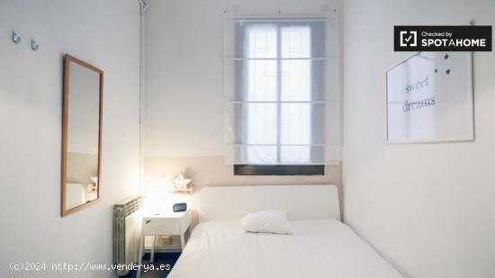 Se alquila habitación grande en amplio apartamento de 6 dormitorios en Eixample Dreita - BARCELONA