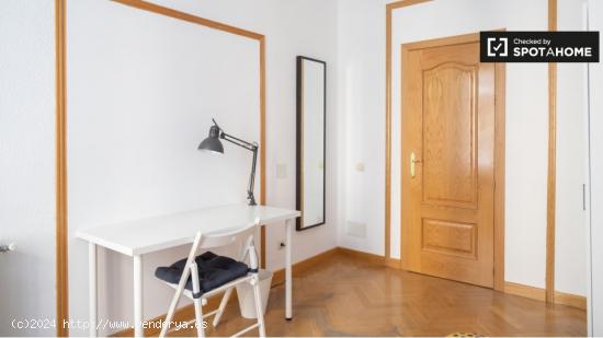 Alquilar una habitación con balcón en un apartamento de 7 dormitorios, Lavapiés - MADRID