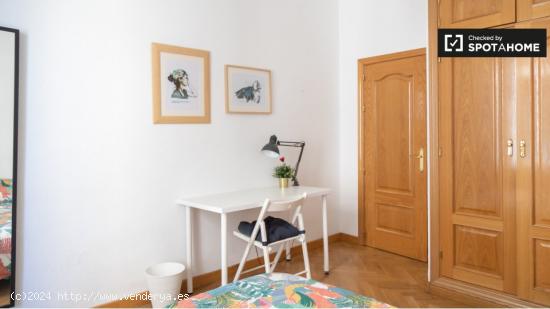 Alojamiento con estantería en apartamento de 7 dormitorios, Lavapiés - MADRID