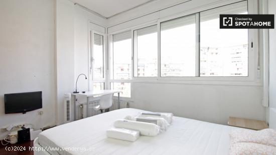 Habitación equipada con televisión en piso compartido, Sant Andreu - BARCELONA